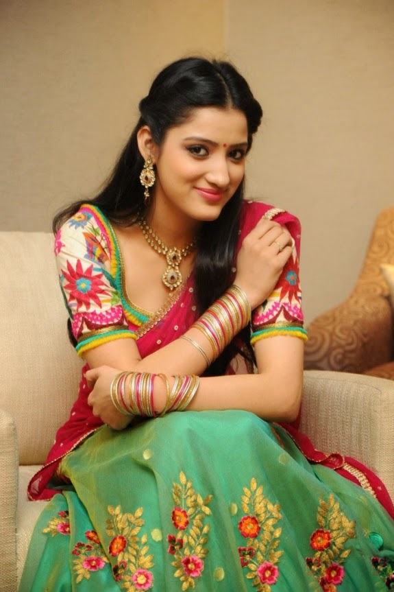 Tamil actress Richa panai wallpaper in saree